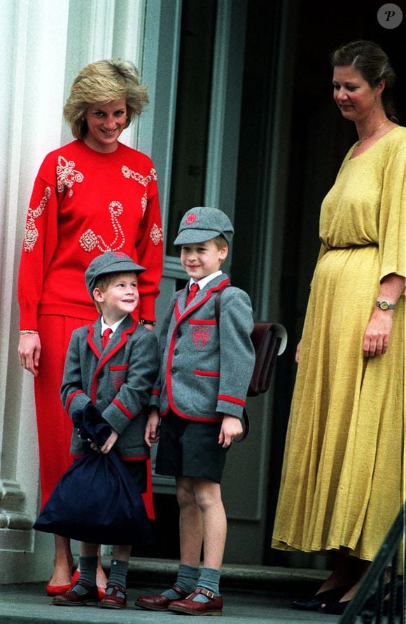 Photo d'archives datée du 15/09/89 de la princesse de Galles (à gauche) avec le prince Harry (deuxième à gauche), âgé de cinq ans, rejoignant son frère le prince William, âgé de sept ans, lors de son premier jour à l'école Wetherby à Notting Hill. © Ron Bell/PA Wire ABACA