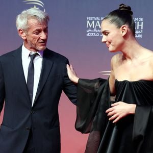 A la vue de tous, les tourtereaux ont multiplié les gestes tendres et les regards amoureux. 

Sean Penn officialise avec sa compagne Valeria Nicov au photocall de la cérémonie d'hommage à Sean Penn lors de la deuxième journée du 21e Festival international du film de Marrakech, le 30 novembre 2024 à Marrakech, Maroc. © Dominique Jacovides/Bestimage