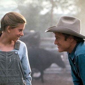 Scarlett Johansson a débuté sa carrière très jeune et s'est imposée comme une actrice incontournable à Hollywood.

Scarlett Johansson, Robert Redford sur le tournage du film "L'Homme qui murmurait à l'oreille des chevaux".
MPP / Bestimage