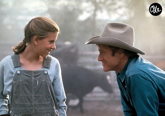 Scarlett Johansson a débuté sa carrière très jeune et s'est imposée comme une actrice incontournable à Hollywood.

Scarlett Johansson, Robert Redford sur le tournage du film "L'Homme qui murmurait à l'oreille des chevaux".
MPP / Bestimage