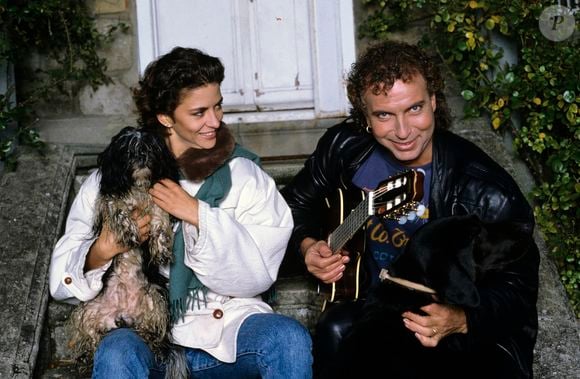 "J'ai trouvé son visage superbe, son regard vert exceptionnel. C'est une femme douce, discrète, timide et indépendante. "

Archives - En France, au nord de Paris, chez eux, Bernard Lavilliers et sa compagne Corinne Touzet en novembre 1986.