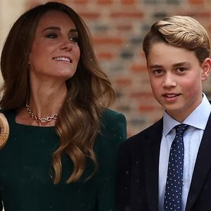 Eton met également en avant la diversité, l’inclusion, la lutte contre le harcèlement et différentes valeurs humaines.

Le prince George de Galles, fait sa rentrée au collège d'Eton entouré de ses parents, le prince William, prince de Galles, et Catherine (Kate) Middleton, princesse de Galles, le 8 septembre 2026.  © PA Wire/PA Images / Bestimage