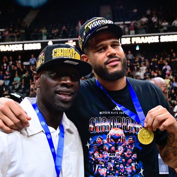 En effet, le 24 juin, au terme de la finale 2025 de Betclic Elite face à l'AS Monaco, le Paris Basketball s'est imposé à l'Adidas Arena (99-93) et a ainsi décroché son premier titre de champions de France.

Omar Sy celebrates with Mathis Dossou Yovo ( 21 - Paris Basket ) following the Betclic Elite Final match between Paris Basketball and AS Monaco Basket at Adidas Arena on June 24, 2025 in Paris, France. ( Photo by Dante Badano / PSNewz ) -