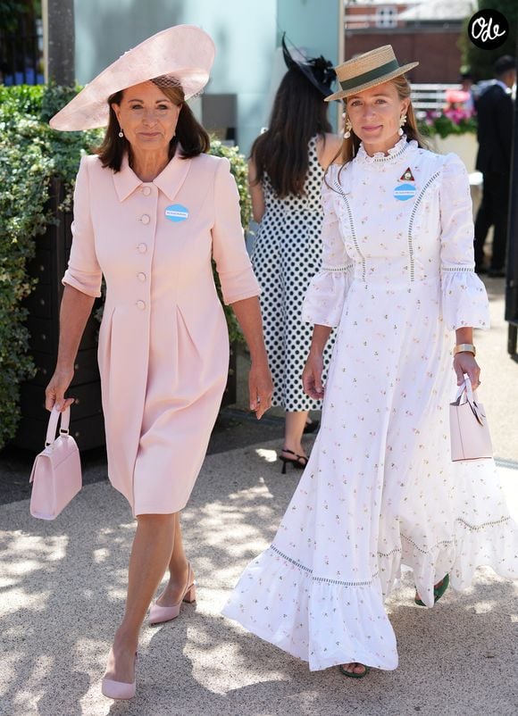 Elle est apparue avec une tenue élégante respectant le dress code de la cérémonie.

Carole Middleton et Alizée Thevenet assistent au deuxième jour du Royal Ascot, à l’hippodrome d’Ascot, à Ascot, dans le Berkshire (Royaume-Uni).
Photo de James Whatling
