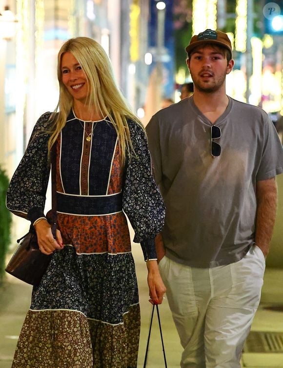 Claudia Schiffer passe du temps avec ses enfants, Caspar Matthew De Vere Drummond (Vaughn) et Cosima Violet De Vere Drummond (Vaughn) lors d'une virée shopping dans le quartier de Beverly Hills à Los Angeles, CA, Etats-Unis, le 11 décembre 2024.

Photo : Backgrid USA / Bestimage