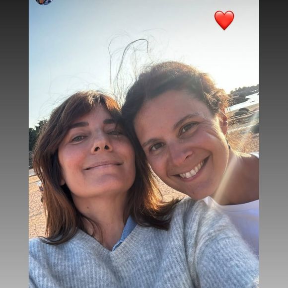 Les retrouvailles ont eu lieu

Estelle Denis a partagé une photo avec Apolline de Malherbe sur Instagram. Elles se sont retrouvées en Bretagne. Août 2025.