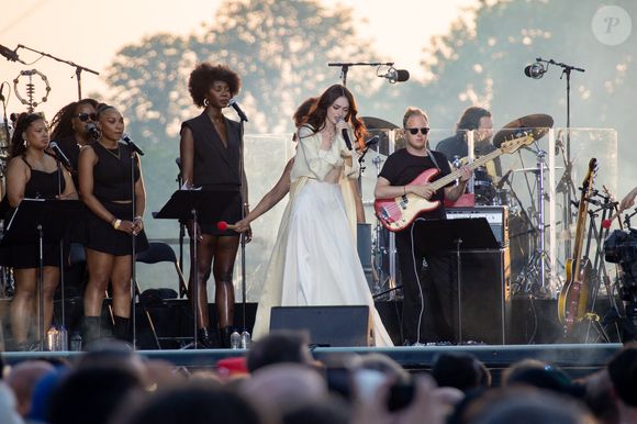 Plusieurs célébrités sont venues faire le show comme Solann, Camille, Bernard Lavilliers...

Solann - Soirée du "Grand Concert de la fête de la musique" au Jardin des Tuileries, autour de la vasque olympique, présentée par D. Bürki et M. Bouhafsi et retransmis en direct sur France 2 à Paris le 21 juin 2025. © Marc Ausset-Lacroix - Jack Tribeca - Christophe Clovis / Bestimage