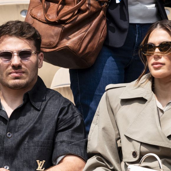 Antoine Dupont et sa compagne Iris Mittenaere en tribunes lors de la finale messieurs des Internationaux de France de Tennis de Roland Garros 2025 (jour 15), à Paris, France, le 8 juin 2025. © Cyril Moreau/Bestimage