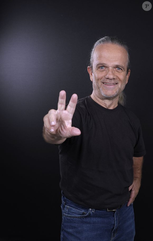 Il s'agit du réseau ferré de la RATP, où de vendeur de titre de transport il était devenu un des dirigeants de la ligne 1.

Portrait de André Bouchet (Passe Partout) à Paris, le 18 septembre 2025.
© Cédric Perrin/Bestimage