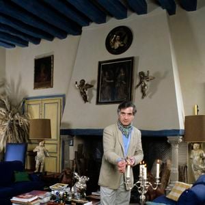 En France, en Seine-et-Marne, à Monthyon, Jean-Claude Brialy dans son château le 15 décembre 1983. ©Michel Ristroph via Bestimage