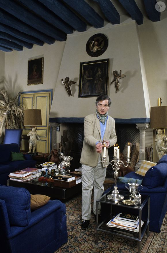 En France, en Seine-et-Marne, à Monthyon, Jean-Claude Brialy dans son château le 15 décembre 1983. ©Michel Ristroph via Bestimage