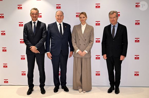 Le prince Albert II de Monaco et la princesse Charlene ont visité en compagnie de M. Thomas Bataglione, l'administrateur et directeur général de la SMEG, le nouveau siège social de la société, installé dans le quartier de Fontvieille à Monaco, le 15 octobre 2025. © Bruno Bebert / Bestimage