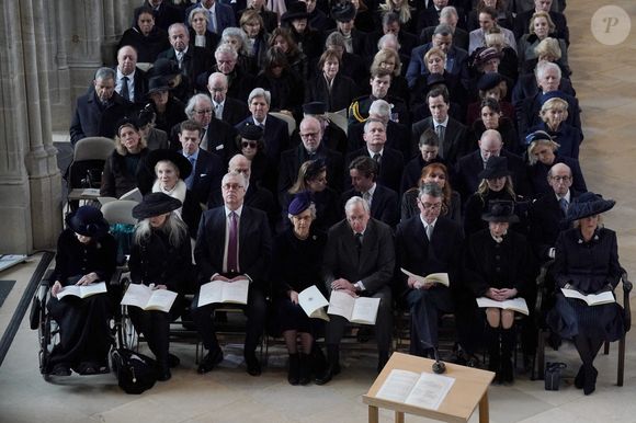 (première rangée de gauche à droite) la princesse Alexandra, l'honorable Lady of Ogilvy, Marina Ogilvy, le prince Andrew, le duc d'York, la duchesse de Gloucester, le duc de Gloucester, l'amiral Sir Tim Laurence, la princesse royale, la reine Camilla et (deuxième rangée de gauche à droite) la princesse Michael de Kent, Le prince Michael de Kent, la princesse Béatrice, Edoardo Mapelli Mozzi, Sarah Duchesse d'York, Lady Helen Taylor et le duc de Kent assistent à un service d'action de grâce pour la vie du roi Constantin des Hellènes à la chapelle St George, au château de Windsor, Berkshire. Date de la photo : mardi 27 février 2024 © Jonathan Brady/PA Wire