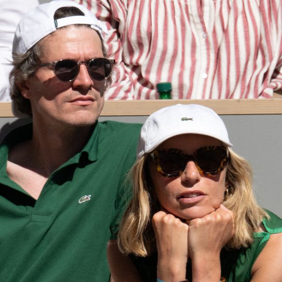 Amélie Etasse avec un ami lors des Internationaux de France de Tennis de Roland Garros 2025. Paris, le 30 mai 2025. @Laurent Zabulon ABACA