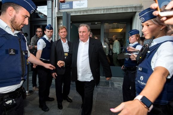 Gérard Depardieu explose de colère face à une journaliste de RTL qui lui posait des questions trop privées, lors d'une cérémonie à l’hôtel de Ville de Bruxelles, honorant sa carrière cinématographique.
Belgique, Bruxelles, 25 juin 2018. ©ALAIN ROLLAND/ IMAGEBUZZ/ BESTIMAGE