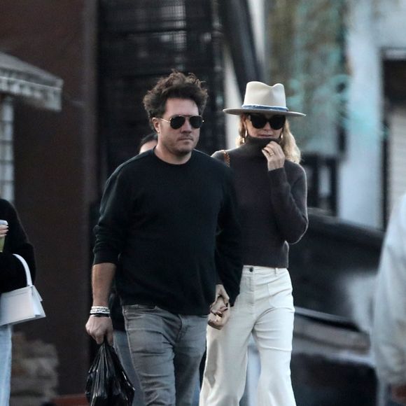Exclusif - Laeticia Hallyday est allée déjeuner avec son nouveau compagnon Frédéric et ses filles Jade et Joy à Venice le 17 janvier 2025. Agence / Bestimage