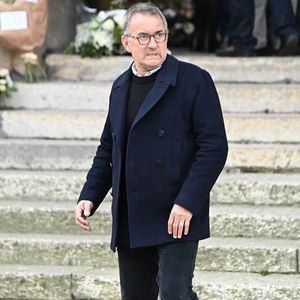 Cela fait suite à sa condamnation pour conduite sous l'emprise de stupéfiants en février dernier, dont il a fait appel

Christophe Dechavanne aux obsèques du présentateur Jean-Pierre Pernaut à la Basilique Sainte-Clotilde à Paris, France, le 9 mars 2022. Photo par David Niviere/ABACAPRESS.COM