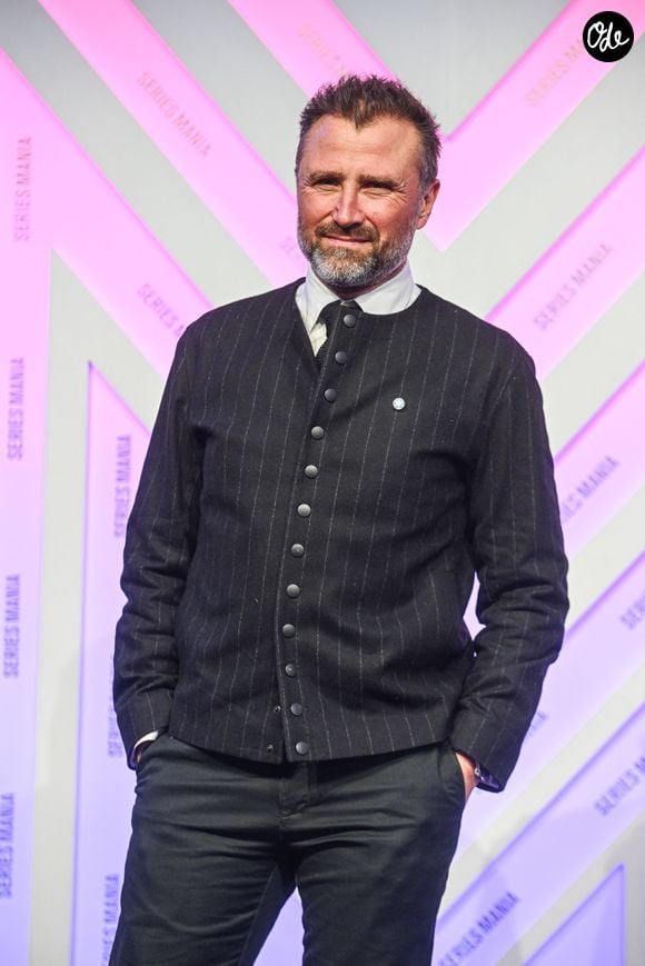 Mais le véritable ancrage, celui du cœur et de la stabilité, s'est finalement concrétisé par l’acquisition d’une magnifique maison moderne avec jardin, idéalement située en plein centre-ville. 

Alexandre Brasseur attends the Opening Ceremony during the Series Mania Festival on March 15, 2024 in Lille, France.
© Frédéric Andrieu / Bestimage
