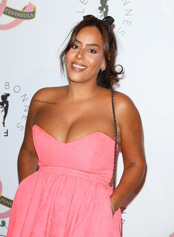 Dans une interview donnée à France 2 en 2023, la chanteuse évoquait la difficulté d’être à la fois une femme, une artiste et une mère. 


Amel Bent - Photocall du 4ème gala de charité de l'association "Les Bonnes Fées" à l'occasion de la campagne mondiale "Octobre Rose" à l'hôtel Peninsula, Paris le 5 octobre 2023. © Coadic Guirec/Bestimage
