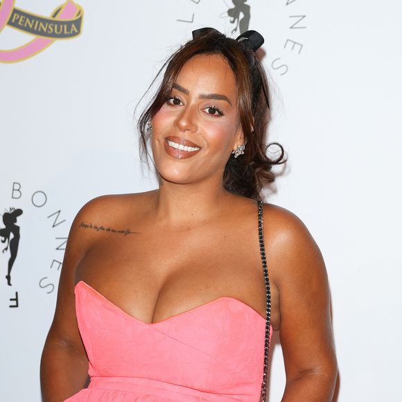 Dans une interview donnée à France 2 en 2023, la chanteuse évoquait la difficulté d’être à la fois une femme, une artiste et une mère. 


Amel Bent - Photocall du 4ème gala de charité de l'association "Les Bonnes Fées" à l'occasion de la campagne mondiale "Octobre Rose" à l'hôtel Peninsula, Paris le 5 octobre 2023. © Coadic Guirec/Bestimage