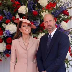 Le roi Charles III d'Angleterre, Camilla Parker Bowles, reine consort d'Angleterre, le prince William, prince de Galles, et Catherine (Kate) Middleton, princesse de Galles, accueillent le couple présidentiel français le président Emmanuel Macron et sa femme la Première Dame Brigitte Macron sur Datchet road à Windsor, Royaume Uni, le 8 juillet 2025.  © Dominique Jacovides/Bestimage