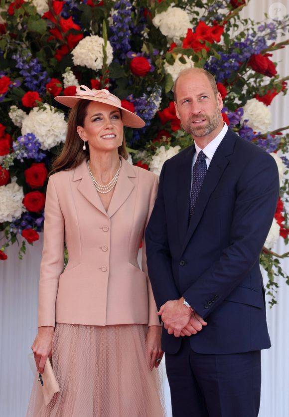 Le roi Charles III d'Angleterre, Camilla Parker Bowles, reine consort d'Angleterre, le prince William, prince de Galles, et Catherine (Kate) Middleton, princesse de Galles, accueillent le couple présidentiel français le président Emmanuel Macron et sa femme la Première Dame Brigitte Macron sur Datchet road à Windsor, Royaume Uni, le 8 juillet 2025.  © Dominique Jacovides/Bestimage