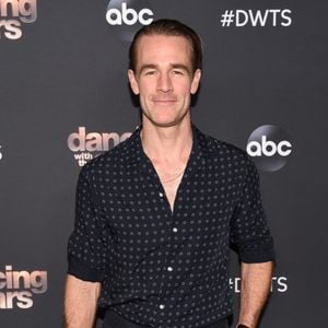Connu pour son rôle de Dawson Leery dans Dawson's Creek, il laisse une génération marquée par son personnage emblématique.

 James Van Der Beek - "Dancing With The Stars" Saison 28 photocall des six finalistes chez Dominique Ansel à Los Angeles, le 4 novembre 2019. Photo par Backgrid USA / Bestimage