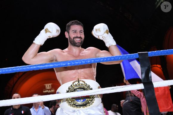 Car Amel est sans doute la mieux placée pour aider son champion de mari à optimiser sa récupération et à maintenir la diète stricte imposée par son sport. Une discipline qui paye puisqu'à 36 ans, le visage incontournable du kickboxing français continue de créer l'exploit.

Cyril Benzaquen remporte son combat lors de son Championnat du monde de Kickboxing 2026 au Grand Palais, à Paris, France, le 30 avril 2026. © Rachid Bellak/Bestimage