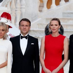 Ce samedi 7 juin 2025, Emmanuel et Brigitte Macron sont arrivés à Monaco.
Le président Emmanuel Macron, Brigitte Macron, Le prince Albert II de Monaco, La princesse Charlène de Monaco arrivant au dîner d'état en l'honneur de la visite du couple présidentiel français au palais princier à Monaco le 7 juin 2025.

© Dominique Jacovides / Bestimage