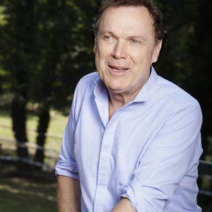 Julien Lepers pose pour des photos à Paris, en France, le 27 août 2017. Photo : Vim/ABACAPRESS.COM