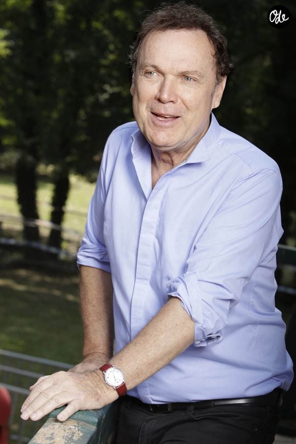 Julien Lepers pose pour des photos à Paris, en France, le 27 août 2017. Photo : Vim/ABACAPRESS.COM