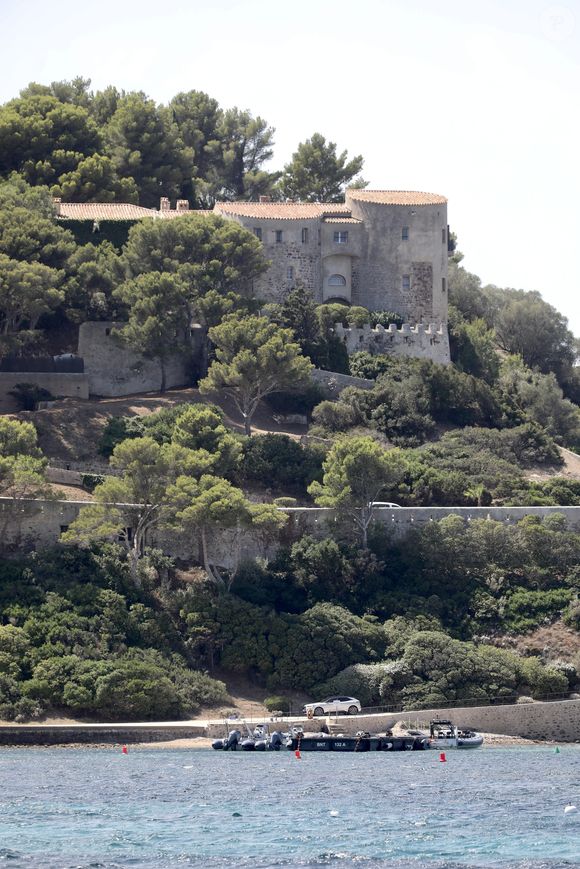 Brigitte Macron profite en solo de son premier jour de vacances au Fort de Brégançon à Bormes-les-Mimosas le 30 juillet 2023. Le président Emmanuel Macron Macron et sa femme Brigitte sont arrivés au Fort de Brégançon samedi soir. Dimanche, Brigitte en sortie seule en combinaison de plongée avec son chien Némo et ses gardes du corps pour faire une ballade en bateau mais, la mer étant trop agitée, la première dame est rentrée plus vite que prévu avant de rejoindre son mari pour dîner. © Luc Boutria/Nice-Matin/Bestimage