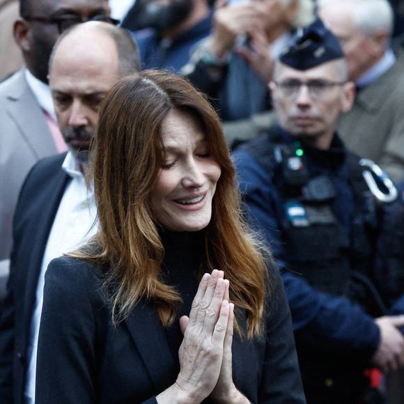 Carla Bruni - La famille et les soutiens de Nicolas Sarkozy se sont réunis devant son domicile le jour de son incarcération à la prison de la Santé à Paris le 21 octobre 2025.

© Moreau / Jacovides / Bestimage