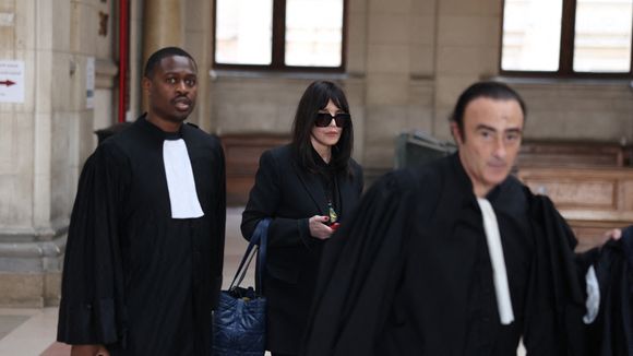 Isabelle Adjani arrive pour la tenue de son procès en appel (chambre 2-13) pour fraude fiscale, au Palais de Justice de Paris, le 27 février 2026.
© Julien Sarkissian/Bestimage