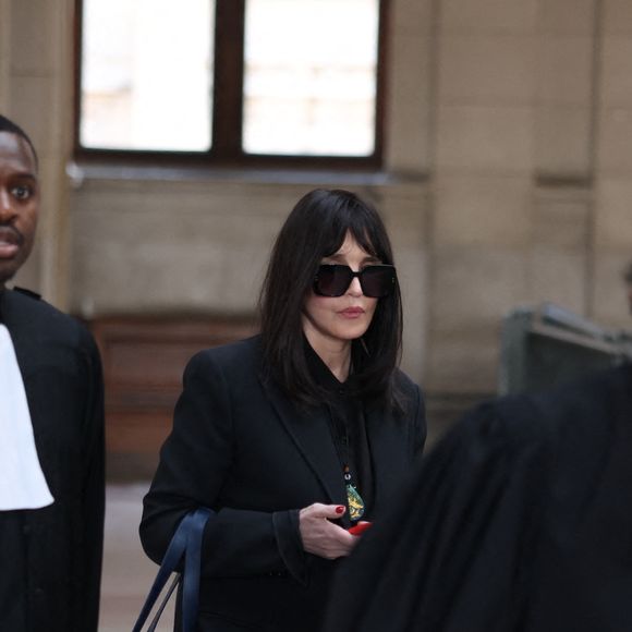 Isabelle Adjani arrive pour la tenue de son procès en appel (chambre 2-13) pour fraude fiscale, au Palais de Justice de Paris, le 27 février 2026.
© Julien Sarkissian/Bestimage