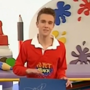 Images de Cyril Féraud dans "Art Attack", sur Disney Channel - extrait diffusé dans "Quelle époque !", sur France 2, le 8 mars 2025