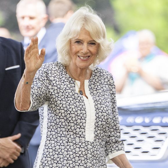 Dans un documentaire datant de 2024 et lors de discours publics, elle a dénonce le "contrôle coercitif" et a qualifié les violences faites aux femmes de "pandémie mondiale".

Le roi Charles III d'Angleterre et Camilla Parker Bowles, reine consort d'Angleterre, arrivent en calèche pour leur visite au Flower Show 2025 de Sandringham, Royaume Uni, le 23 juillet 2025. © GoffPhotos/Bestimage