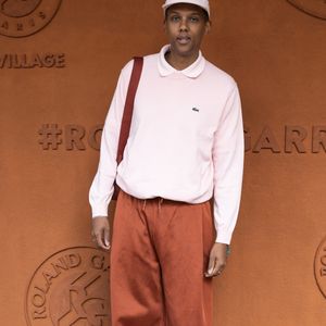 La soirée était aussi spéciale car le chanteur belge célébrait son 41ᵉ anniversaire ce même jour.
Stromae au village lors des Internationaux de France de Tennis de Roland Garros 2025, à Paris, France, le 8 juin 2025. © Cyril Moreau/Bestimage