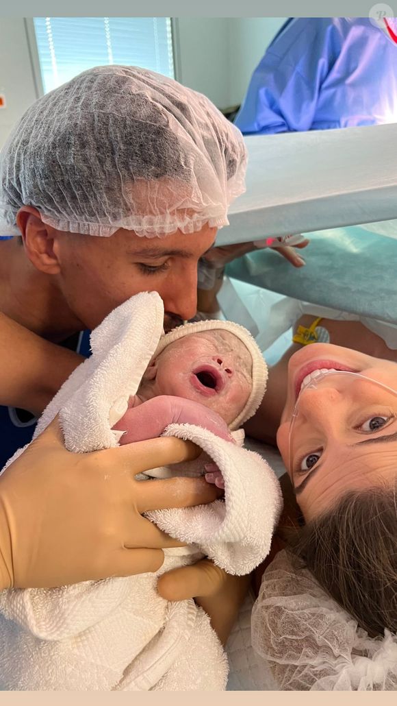 Marquinhos, sa femme Carol Cabrino et leur nouveau-né.