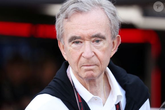Aujourd’hui encore, ce vin d’exception demeure l’un des joyaux du groupe et peut être servi dans des établissements emblématiques comme La Vague d’Or à Saint-Tropez.

Bernard Arnault - Les célébrités dans les paddocks la veille du Grand Prix de Formule 1 (F1) de Monaco le 24 mai 2025.
© Dylan Meiffret / Nice Matin / Bestimage