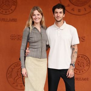 Constance Jablonski et son compagnon Matthias Dandois - Les célébrités au photocall du village lors des Internationaux de France de Tennis de Roland Garros 2026. Paris, le 31 mai 2026. © Jacovides / Bestimage