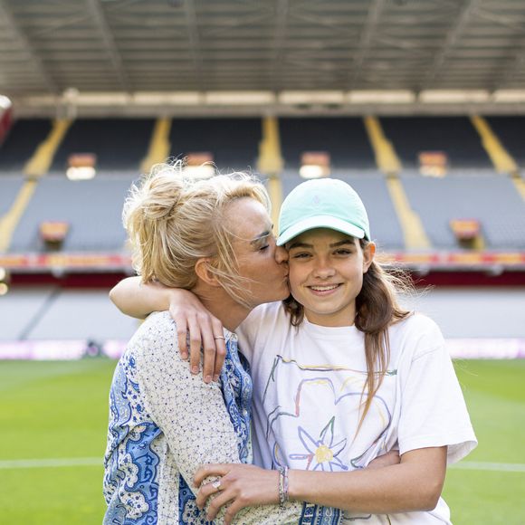 Cette réussite marque une étape importante pour ses jumeaux et une grande joie pour leur maman.
Exclusif - Élodie Gossuin et sa fille à la 3ème édition de la rencontre de football caritative "Match des héros" entre le "RC Lens Légendes" et "L'équipe Unicef" au stade Bollaert-Delelis à Lens, le 6 juin 2023.

Photo : Pierre Perusseau / Bestimage