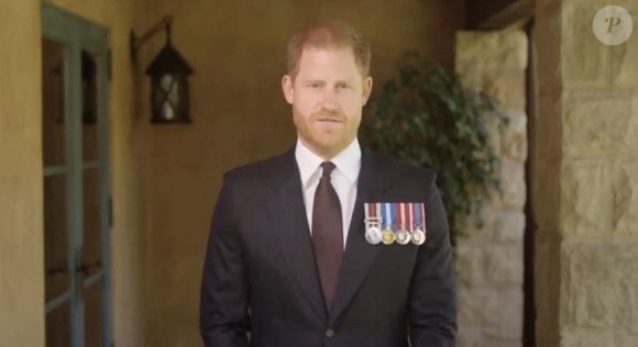 Le prince Harry, duc de Sussex, a honoré son amie le sergent de première classe Elizabeth Marks, en lui remettant le prestigieux prix du soldat de l'année du Military Times, en vidéo

JLPPA / Bestimage