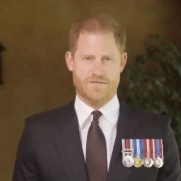 Le prince Harry, duc de Sussex, a honoré son amie le sergent de première classe Elizabeth Marks, en lui remettant le prestigieux prix du soldat de l'année du Military Times, en vidéo

JLPPA / Bestimage