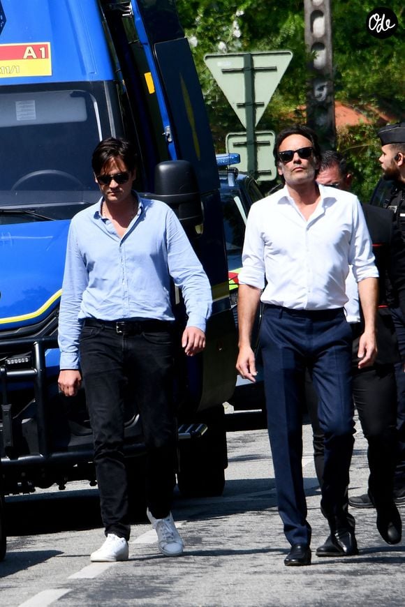 Anthony Delon et son demi-frère Alain-Fabien découvrent les hommages devant les grilles de la propriété de Douchy, quelques heures avant les obsèques de leur père, A.Delon, le 24 août 2024
©Agence / Bestimage