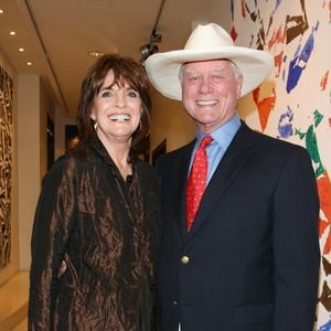 Ses proches et ses fans saluent aujourd'hui la mémoire d'une femme résiliente qui a marqué l'âge d'or du mannequinat.

Archives - Larry Hagman, Linda Gray (DALLAS) en 2010 À Paris
Agence / Bestimage