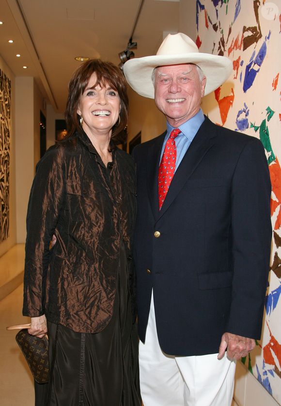 Ses proches et ses fans saluent aujourd'hui la mémoire d'une femme résiliente qui a marqué l'âge d'or du mannequinat.

Archives - Larry Hagman, Linda Gray (DALLAS) en 2010 À Paris
Agence / Bestimage