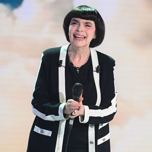 Une tournée qui passera par la Suisse et la Belgique, avant de se poursuivre en Allemagne, en Europe de l'Est et au Canada en 2027. 

Exclusif - Mireille Mathieu - Enregistrement de l'émission "Vivement dimanche" aux studios Rive Gauche, présentée par M.Drucker et diffusée le 5 octobre 2025 sur France.