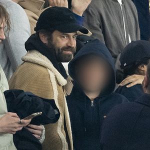 Benjamin Millepied et son fils Aleph - Célébrités des les tribunes lors du match aller du quart de finale de Ligue des champions entre le PSG et Aston Villa (3-1) au Parc des Princes à Paris le 9 avril 2025. © Cyril Moreau/Bestimage