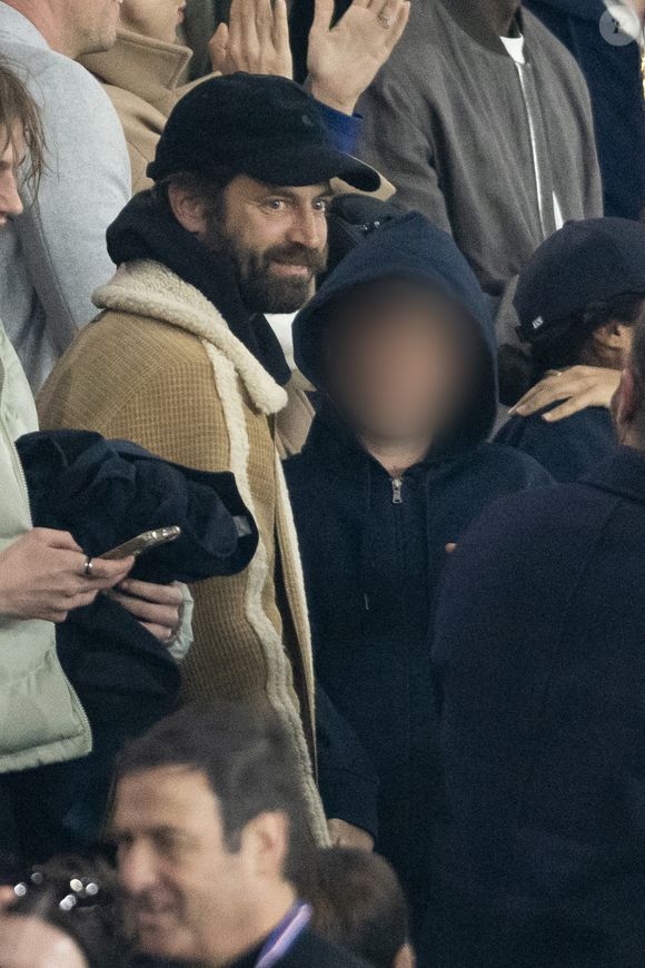 Benjamin Millepied et son fils Aleph - Célébrités des les tribunes lors du match aller du quart de finale de Ligue des champions entre le PSG et Aston Villa (3-1) au Parc des Princes à Paris le 9 avril 2025. © Cyril Moreau/Bestimage
